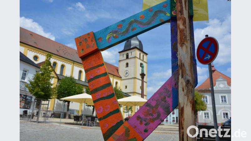 Die Bilderrahmen lassen bekannte Gebäude wie hier den Kirchturm aus einer ungewohnten Perspektive erscheinen. Bild: jr