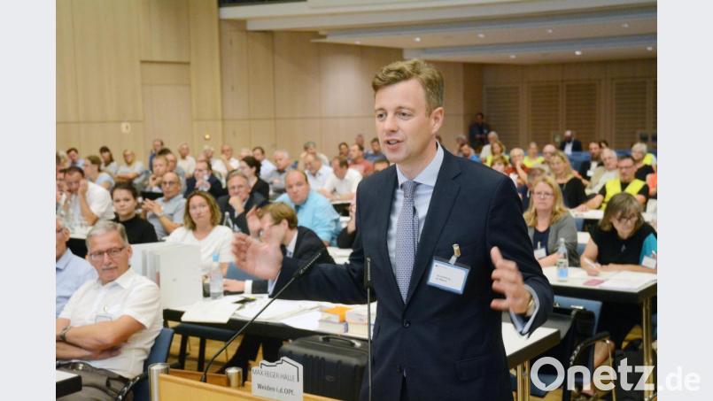 Landrat Oliver Bär aus Hof ist persönlich angereist, um die Interessen seines Kreises und seiner Bürger zu vertreten. &quot;Wir vermissen die Unterstützung politischer Mandatsträger aus Tirschenreuth, Neustadt und Weiden&quot;, hat Josef Langgärtner von der Bürgerinitiative Neustadt-Weiden dagegen bei der vorangegangenen Demonstration erklärt. Bild: Gabi Schönberger