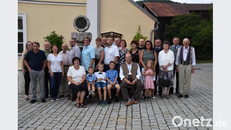 Es kommt nicht oft vor, dass sich die ganze Familie von Hans Lukas (sitzend rechts, mit seinen Enkeln und Ehefrau Sieglinde) trifft. Sein 70. Geburtstag ist aber ein solcher Anlass. Bild: luk