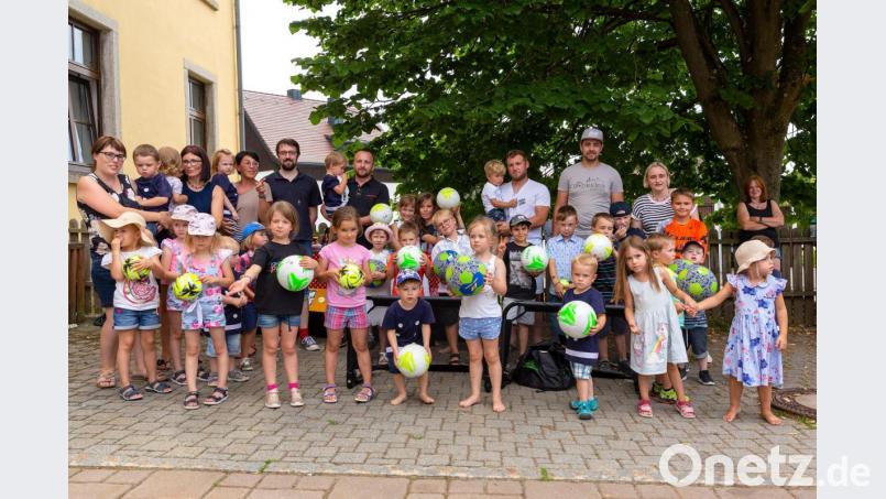 Im Bild das Erzieherteam mit den "Piccolino"-Kindern sowie Holger Legat und Mario Bauer vom SV Poppenreuth. Bild: fpoz