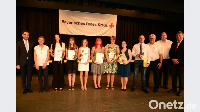 Landtagsabgeordneter Stephan Oetzinger, Schulleiterin Iris Engelbrecht-Schärl (von links), BRK-Bildungsbeauftragter Uwe Suchomel, Pfarrer Ulrich Gruber und Bürgermeister Rupert Troppmann (von rechts) überreichen den Klassenbesten die Zeugnisse, Invana Pavicic (Note 1,33), Sophia Schreffl (1,67), Elisabeth Zahner (1,67), alle Ausbildung Altenpfleger, Nicole Confal (1,2), Stephanie Wirth (1,4), Katja Niestroj (1,4) und Manuel Woschnitzka (1,6) - alle Pflegefachhelfer/in. Bild: bey