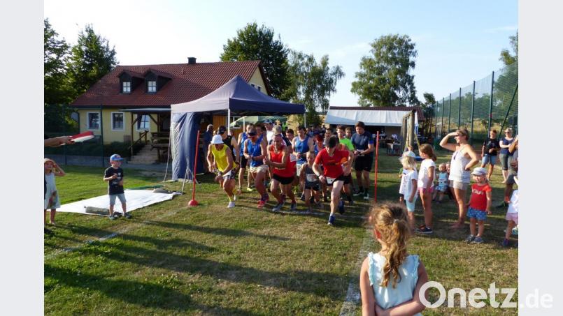 Bei brütender Hitze starten 22 Erwachsene am Sportplatz in Mitteldorf zum 6. Wurzer Hobbylauf. Bild: exb