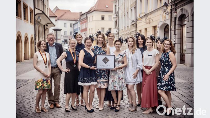 Der Gründungsmannschaft von Ladies’ Circle Amberg gratulierten (von links) Distriktpräsidentin Katharina Schmiechen aus Erfurt, Oberbürgermeister Michael Cerny und Distriktvizepräsidentin Stephanie Petermann aus Leipzig. Daneben das aktuelle Präsidium mit Vizepräsidentin Ann-Julie Trepesch, Präsidentin Nicole Asmus, Sekretärin Pia Wagner und Schatzmeisterin Stefanie Scheffer. Bild: MG Fotografie