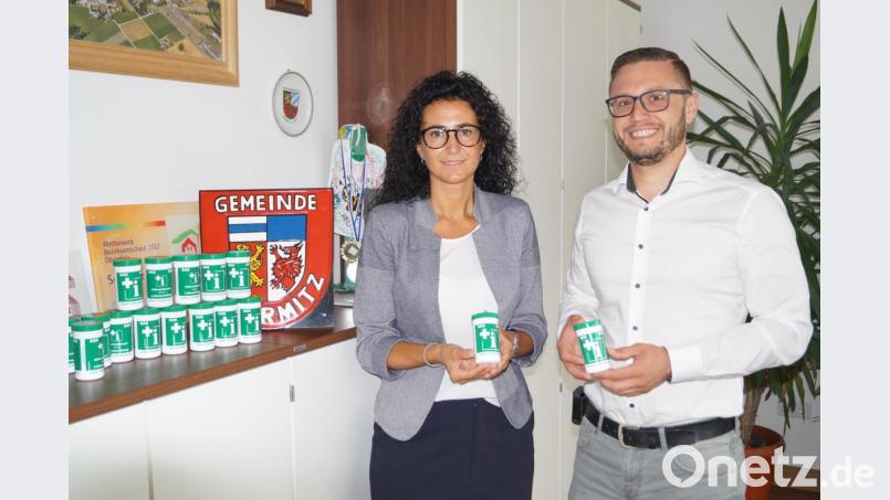 Die Leiterin der Sparda-Bank-Filiale Weiden, Tanja Hochholzer, übergibt Bürgermeister Ernst Lenk als Spende 300 Notfalldosen im Wert von 500 Euro. Bild: du