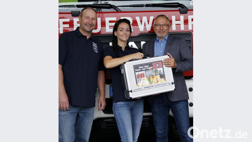Die Jugendwehr freut sich über die Spende eines Brandschutzkoffers. Von links Martin Hastler, Corinna Zintl und Andreas Krenn. Bild: zer
