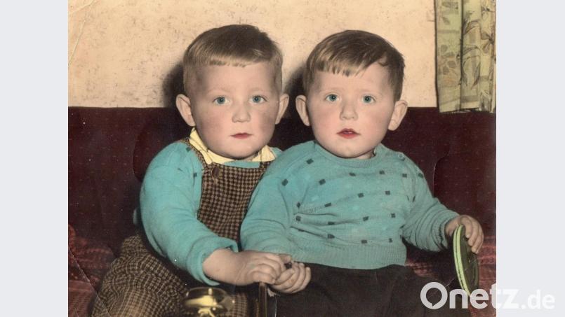 Der Autor (rechts) mit seinem Bruder. In der Hand hält er ein Rad seines Dreirads, Trophäe seines ersten Unfalls. Bild: exb/privat