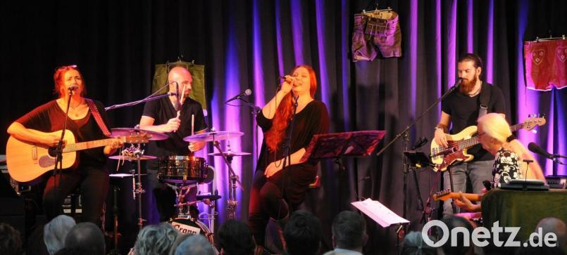 D’Raith Schwestern Susanne (links) und Tanja (Zweite von rechts) lassen es mit ihrer Band beim Sommerfestival krachen. Bild: gf
