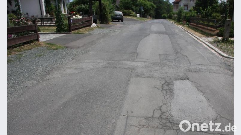 Die immer wieder reparierte Durchgangsstraße ist ein einziger Fleckerlteppich und eine der Maßnahmen, die man vorrangig in Angriff nehmen wird. Bild: wro