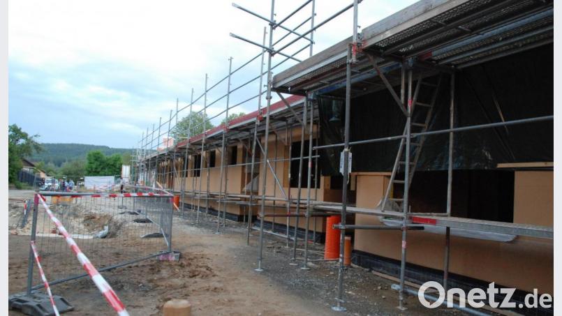 Der 45 Meter lange Holzbau für den Kindergarten an der Eslarner Straße steht. Der Einzug ist für das Frühjahr 2020 anvisiert. Bild: Portner