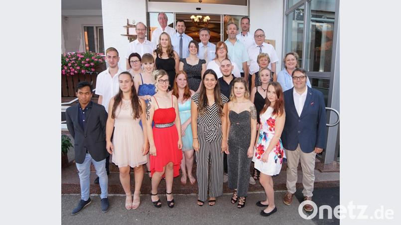 Die frisch gebackenen Bäckergesellen sowie die Fachverkäuferinnen im Bäckereihandwerk freuten sich mit den Ehrengästen über die bestandene Prüfung. Bild: nib