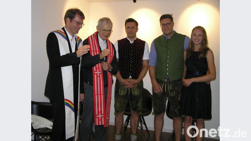 Die Geistlichen Pfarrer Andreas Kraft (von links) und Hans Riedl segneten die Praxis „Ihre Zahnärzte im Fichtelgebirge“ im Bahnhof von Neusorg in Anwesenheit von Dr. Martin Widenmayer, Dr. Michael Hösl und Dr. Nadine Meier. Bild: öt