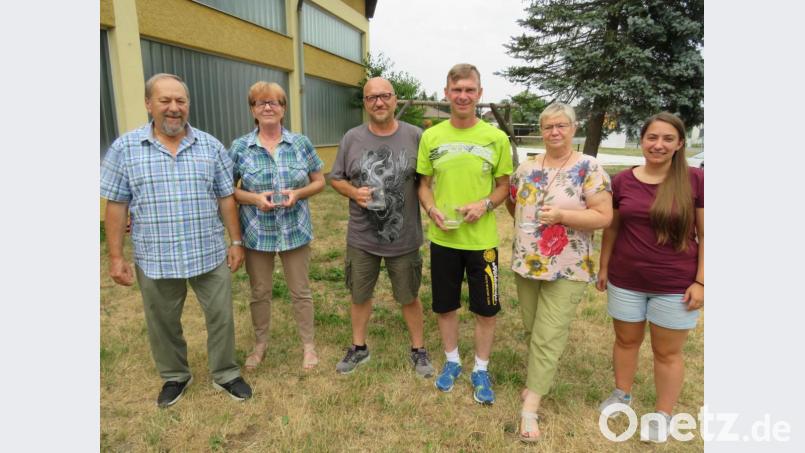 Blau-Weiß ehrt die Sieger der Clubmeisterschaft. Von links: Vorsitzender Rudolf Schröpfer, Jutta Krause, Dietmar Kühlein, Christa Frenzel und Sportwartin Tanja Wenning. Bild: adj