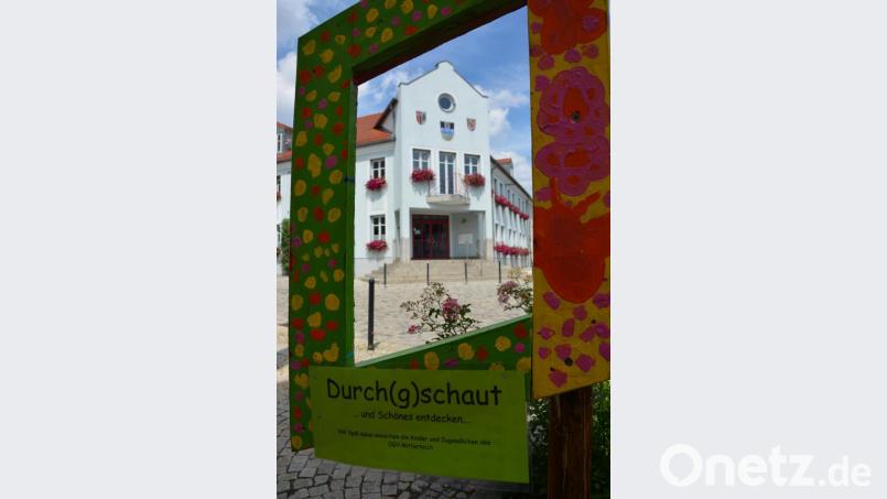 Die Bilderrahmen lassen bekannte Gebäude wie hier das neue Rathaus aus einer ungewohnten Perspektive erscheinen. Bild: jr