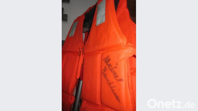 An Meyers Zeit auf dem Flüchtlingsrettungsschiff Sea-Eye und an seine Freundschaft mit dessen Gründer erinnert ein Rettungsweste mit der Unterschrift von Michael Buschheuer. Bild: ui