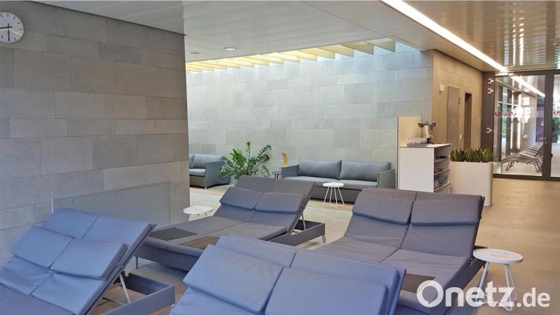 Der neu gestaltete Ruhebereich vor den Anwendungsräumen im Untergeschoss des Wellnessbereichs. Bild: exb