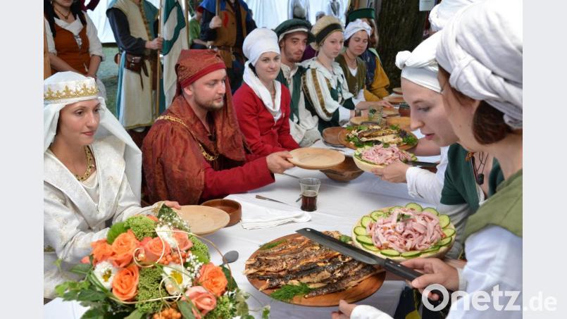 Annika Stinner und Martin Saloga verkörperten beim Brunnenfest 2017 das Brautpaar. Bild: Wolfgang Steinbacher