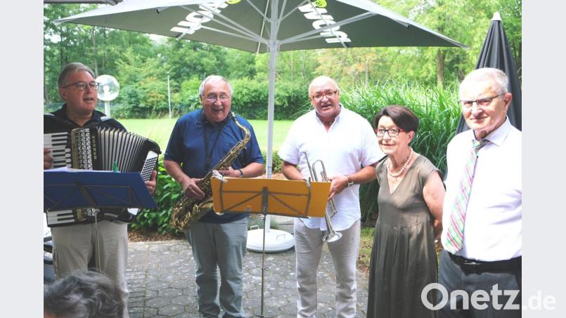 Dr. Georg Bayerl, Heinrich Kohl und Reinhold Meier (von links) lassen Brigitta Rodler zu ihrem 70. Geburtstag musikalisch hochleben. Ehemann Raimund (rechts) freut sich mit. Bild: do