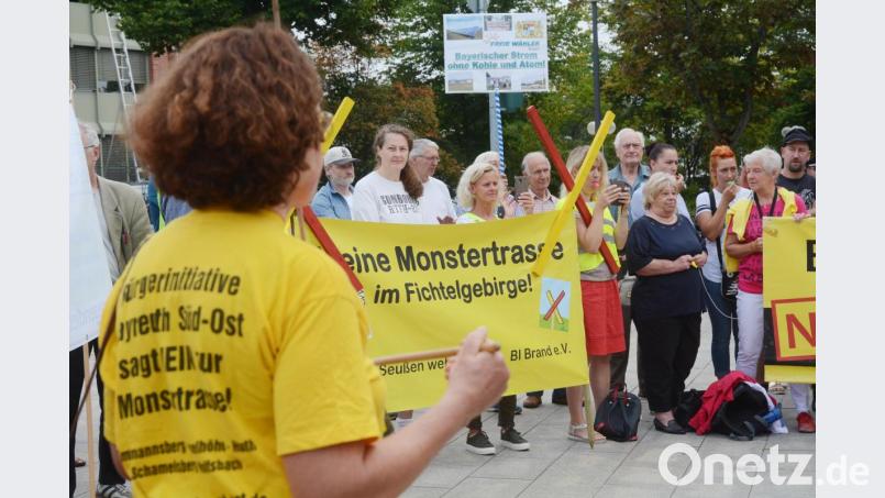 Die Bürgerinitiative Neustadt-Weiden hat am Dienstag erneut zum Protest aufgerufen: Rund 130 Teilnehmer, auch aus den Landkreisen Hof, Wunsiedel und aus Nürnberg folgten. Bild: Gabi Schönberger