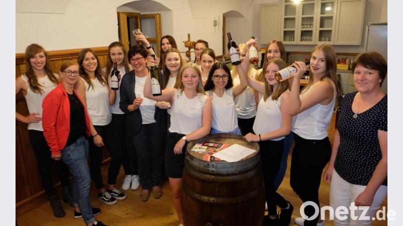 Spende Frauenbund an Feuerwehr-Festdamen. Bild: do
