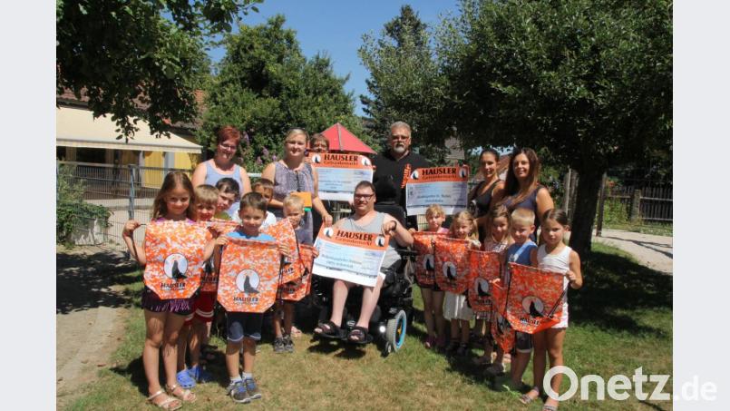 Die Vertreter der bedachten Einrichtungen und einige Kinder vom Kindergarten St. Marinen, die zusätzlich noch bunte Turnsäckchen bekommen haben, dankten dem Spendenüberbringer Konrad Schlagenhaufer (hinten Dritter von rechts) für diese großherzige Spende. Bild: frd Bild: frd