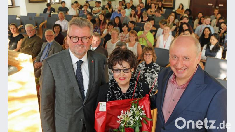 Eingerahmt von Festival-Leiter Misha Quint (rechts) und Bürgermeister Michael Göth, durfte sich Festival-Koordinatorin Christl Pelikan-Geismann beim Stadtempfang am Mittwoch über Blumen freuen. Bild: Wolfgang Steinbacher