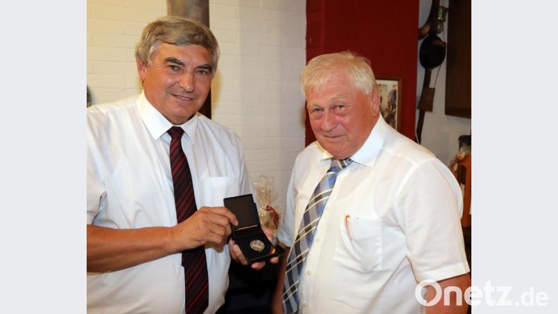 MdB Karl Holmeier hatte als Geschenk die Medaille des Deutschen Bundestags mitgebracht. Bild: Götz