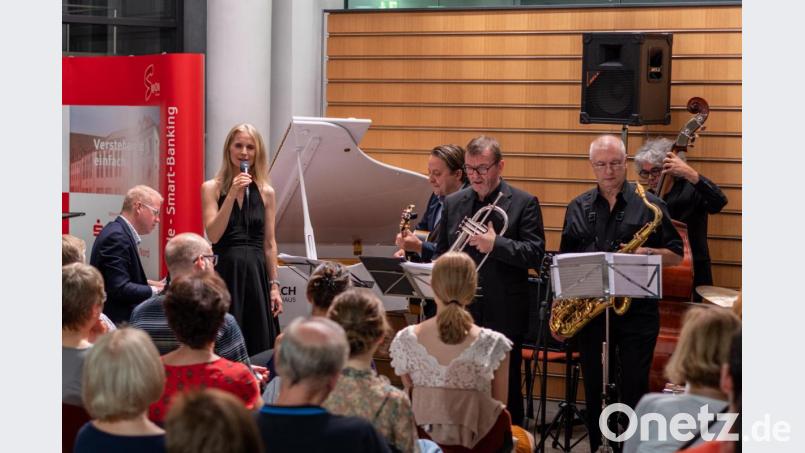 Das Dozentenkonzert des Jazzseminars zieht über 160 Gäste ins Foyer des Haupthauses der Sparkasse Oberpfalz Nord. Bild: pml