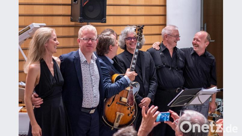 Das Dozentenkonzert des Jazzseminars zieht über 160 Gäste ins Foyer des Haupthauses der Sparkasse Oberpfalz Nord. Bild: pml