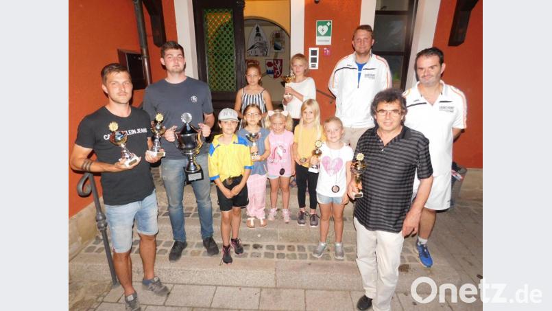 Norbert Schecklmann (rechts), der Vorsitzende der Tennisfreunde, und Sportwart Matthias Keck (Dritter von rechts) gratulieren den Erstplatzierten Johannes Ruder (Herren-Doppel), David Busch (Herren-Doppel und -einzel), Emma Kreutzer (Bambini), Eva-Maria Biersack, Magdalena Biersack, Tessa Wildner (jeweils Kinderwettbewerb), Hanna Steuber (Bambini), Ellen Kreutzer, Maia Wildner (beide Kinderwettbewerb), Stopfer Alfons (Senioren-Einzel). Bild: hai