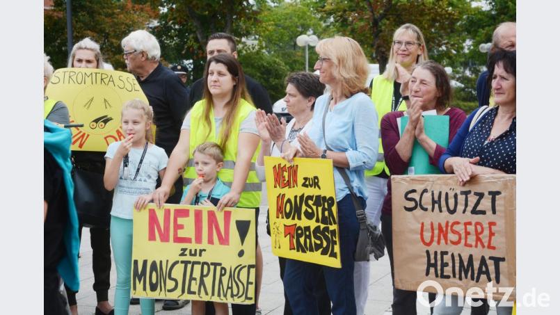 Die Bürgerinitiative Neustadt-Weiden hat am Dienstag erneut zum Protest aufgerufen: Rund 130 Teilnehmer, auch aus den Landkreisen Hof, Wunsiedel und aus Nürnberg folgten. Bild: Gabi Schönberger