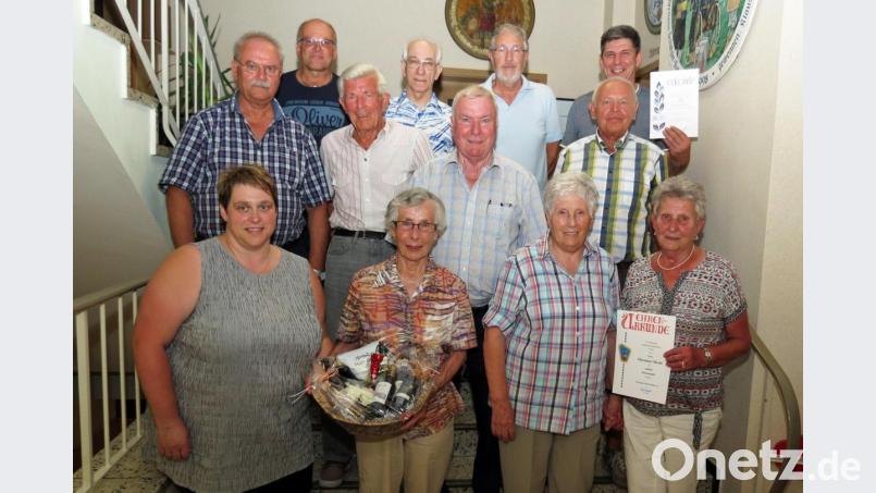 Der Postsportverein Weiden ehrte langjährige Mitglieder und dankte Gründungsmitglied Erika Haimerl mit einem Geschenkkorb für ihr Engagement in der Damengymnastik als Abteilungsleiterin. Bild: Dobmeier