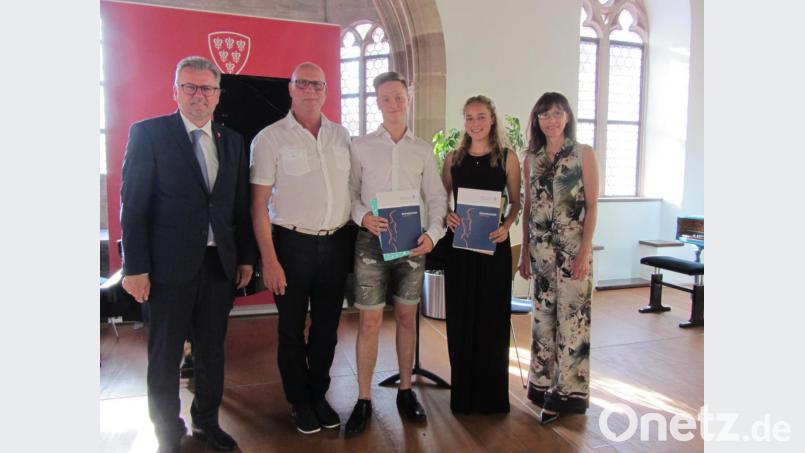 Nach der Übergabe des Kompetenznachweises Musik (von links): Bürgermeister Michael Göth, SMS-Leiter Steffen Weber Sebastian Schürfeld, Anna Rösch und Cello-Lehrerin Tatjana Hubert. Bild: aks