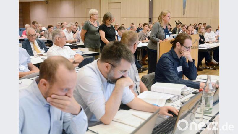 Der Erörterungstermin in der Max-Reger-Halle wird von vielen wahrgenommen. Bild: Gabi Schönberger