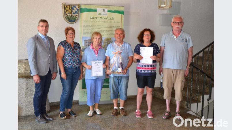 Bürgermeister Hermann Ach (links) zeichnete die treuen Urlaubsgäste Ingrid und Günter Watolla zum 20. und Heinz-Georg Hülsmann (rechts) zum 30. Aufenthalt aus. Bild: gi