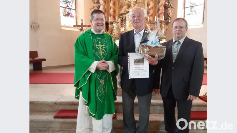 Hans Bauer (Mitte) war über 50 Jahre Kirchenpfleger. Dafür danken ihm Pfarrer Ferdinand Weinberger (links) und der neue Kirchenpfleger Hans-Georg Braun (rechts). Bild: gis