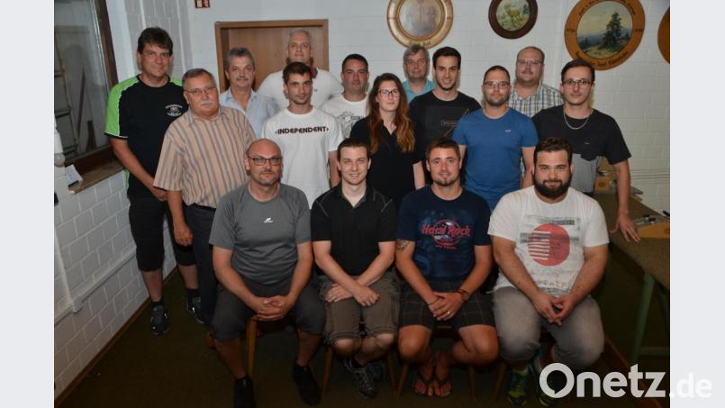 Der langjährige Sportleiter Robert Diermeier (links) gab nach dreizehn Jahren sein Amt ab. Rainer Hengstl, Dominik Schürz, Mathias Vay udn Adrian Ratka (sitzend, von links nach rechts) stehen nun neu in den nächsten beiden Jahren in der Verantwortung. Bild: dob