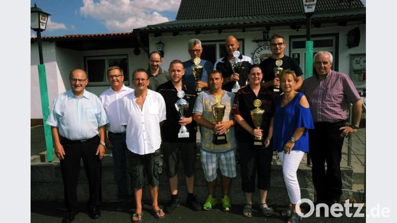 Die erfolgreichsten Darter der Saison mit (von links) Kümmersbrucks stellvertretenden Bürgermeister Hubert Blödt, Ambergs Bürgermeister Martin Preuß, Dartclub „Glory Seven“-Vorsitzender Peter Ritter und 2. Vorsitzenden Daniel Birkholz. Bild: gf