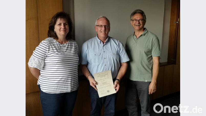 Seit 40 Jahren ist Bürgermeister Winfried Franz (Mitte) als Beamter tätig. Die Dankurkunde des Innenministeriums überreicht Zweiter Bürgermeister Wolfgang Rattai (rechts); Geschäftsstellenleiterin Kerstin Brüning (links) schließt sich den Glückwünschen an. Bild: fm