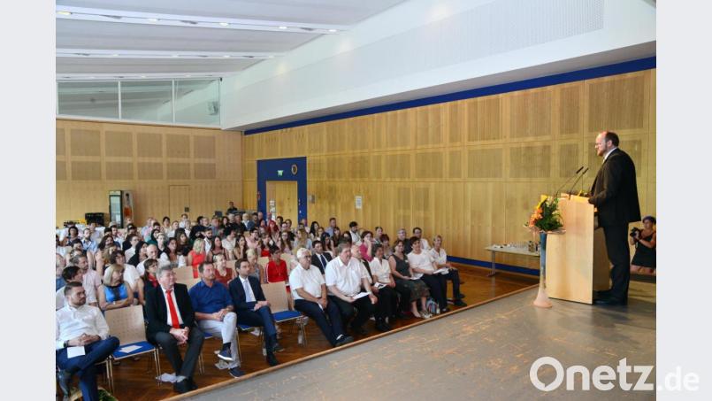 Landrat Andreas Meier bei seinem Grußwort bei der Abschlussfeier der BRK-Berufsfachschulen für Altenpflege und Altenpflegehilfe. Bild: bey
