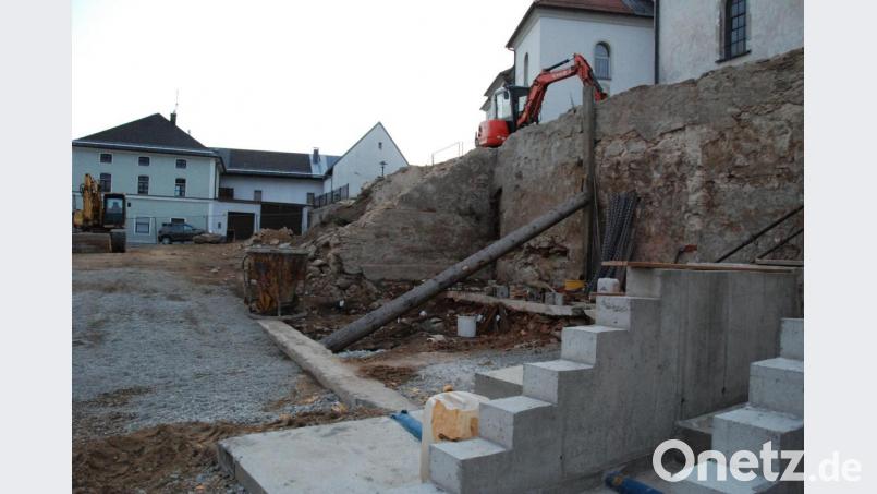 Die Platzgestaltung zwischen Staatsstraße und Kirche nimmt Gestalt an. Das Brett auf der Stufe zeigt das künftige Höhenniveau an. Bild: Portner