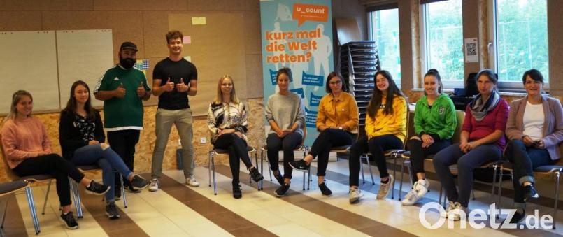 Die zwei Moderatoren Simal Bervari und Jerome Schwappach (stehend, von links) und die Mitarbeiterinnen Pia Bittner und Esther Mankin (von rechts) von der Deutschen Kinder-und Jugendstiftung diskutierten bei einem Workshop im Mehrgenerationentreff über das Thema „Jugend-Engagement“. Bild: weu