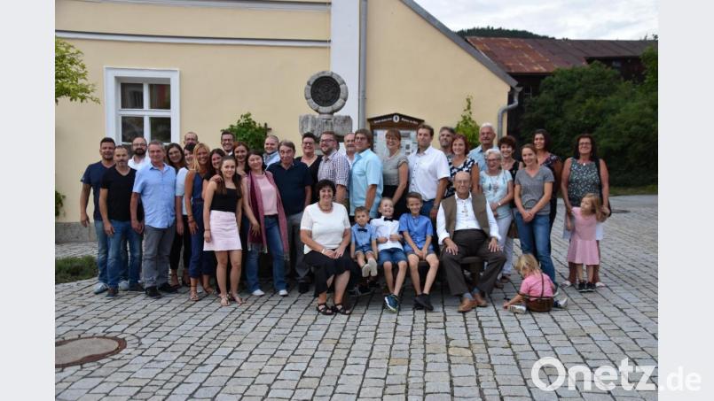 Es kommt nicht oft vor, dass sich die ganze Familie von Hans Lukas (sitzend rechts, mit seinen Enkeln und Ehefrau Sieglinde) trifft. Sein 70. Geburtstag ist aber ein solcher Anlass. Bild: luk