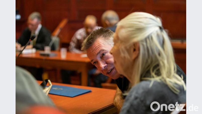 Andreas Lösche (Zweiter von rechts), Bruder der 28-jährigen ermordeten Tramperin Sophia Lösche, sitzt neben seiner Mutter im Landgericht Bayreuth, zum Prozessbeginn gegen eine angeklagten Marokkaner. Dem wegen Mordes angeklagten Lastwagenfahrer wird vorgeworfen die 28-jährige Tramperin Sophia Lösche am 14. Juni 2018 auf ihrem Weg von Leipzig nach Nürnberg an der Autobahn 9 mitgenommen und anschließend ermordet zu haben. Die Leiche wurde in Spanien gefunden. Bild: Daniel Karmann/dpa