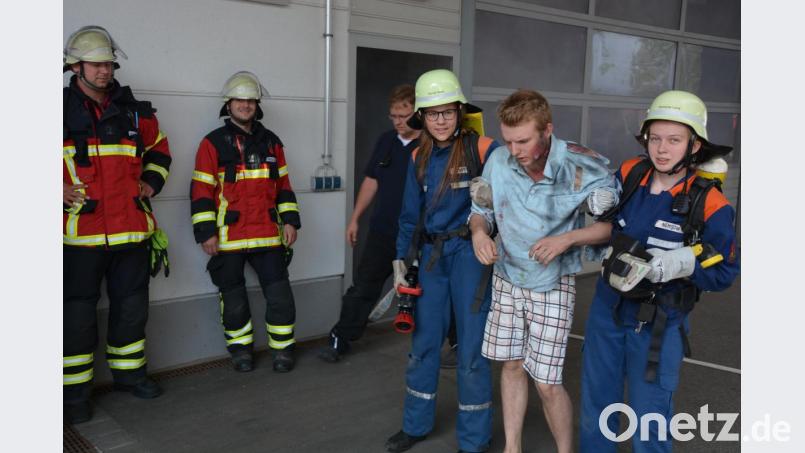 Im Mittelpunkt eines Übungseinsatzes in der Behindertenwerkstatt stand die Bergung von Verletzten. Bild: jr