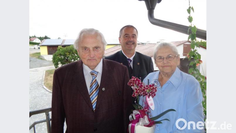 Bürgermeister Peter Dotzler (Mitte) gratuliert dem diamantenen Jubelpaar Alfons und Barbara Schöpf. Bild: dpe
