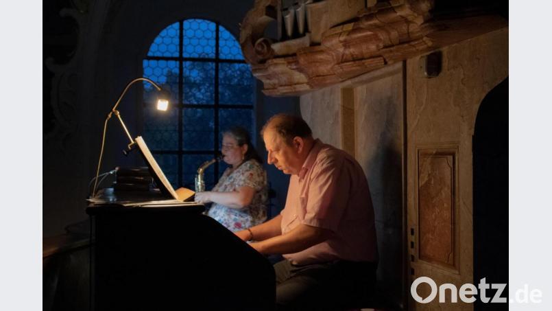 Bei der vierten geistlichen Abendmusik kreuzten Michael Koch an der Orgel und Brunhild Narnhammer am Saxophon geistliche und weltliche Melodien. Bild: kar