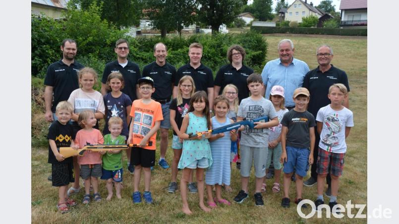 Zum Auftakt des gemeindlichen Ferienprogramms lud die Zimmerstutzengesellschaft „Eichenlaub“ Königshütte um Vorsitzenden Eberhard Kirchner (hinten rechts) zum Schnupperschießen ein. Mit im Bild auch Bürgermeister Johann Burger (hinten, Zweiter von rechts). Bild: jr