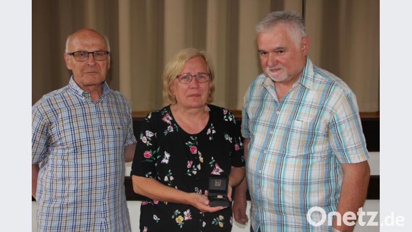 Der Ehrenring in Silber wurde Heimatkreis-Vorsitzender Regine Löffler-Klemsche (Mitte) verliehen. Die Auszeichnung überreichten Laudator Peter Valenta (links) und stellvertretender Vorsitzender Gerhard Bezenka (rechts). Bild: kro