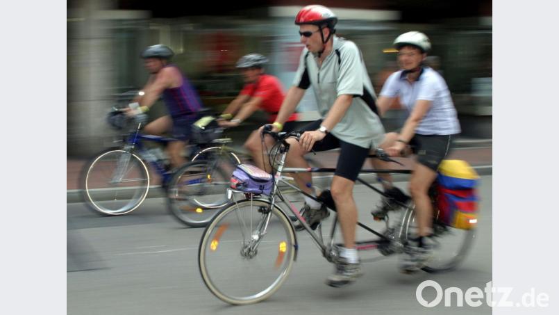 Rund 1100 Radfahrer aus ganz Bayern werden heute Nachmittag von Amberg her im Schwandorfer Stadtzentrum erwartet. Unser Bild zeigt ein Motiv aus dem Jahr 2003, als die BR-Radltour ebenfalls in Schwandorf Station gemacht hat. Archivbild: Götz