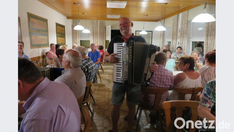 Gerd Retzer kommt mit seiner Akkordeonmusik bei seinen Zuhörern sehr gut an. Bild: jzk